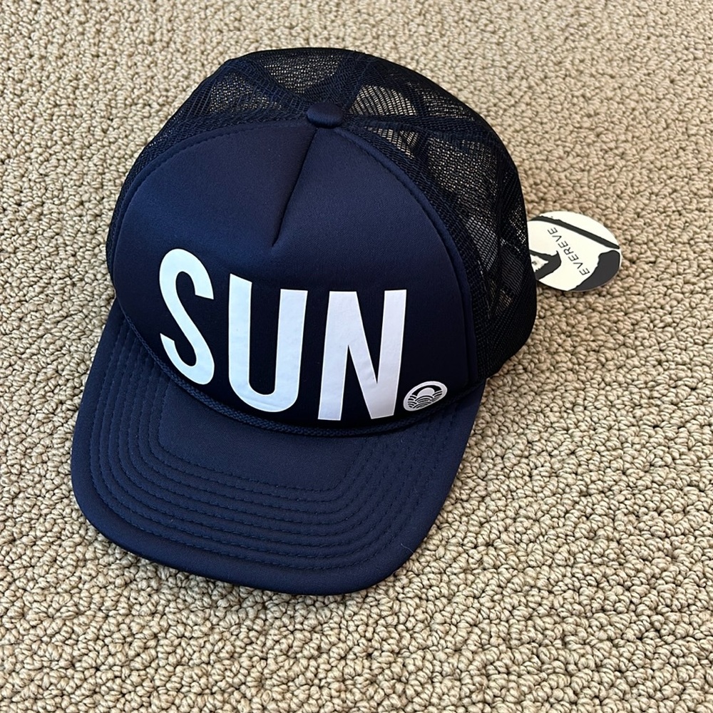BRAND NEW, waterproof evereve hat